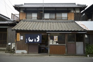外から見たはなや食堂。築100年の建物だけあって、間口の狭さや鴨居の低さには昔のまま。