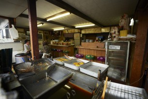 はなや食堂の店内。建物はもちろん、店内にあるもの全てが歴史を感じさせてくれます。