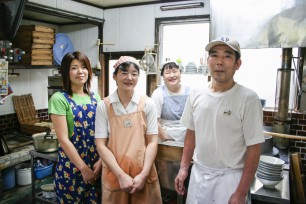 大将(右端)と奥さん(右から2番目)と当時のスタッフ（平成18年）。