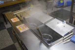 竹清は、受け取ったうどんを自分で湯がいて出汁をかける「フル」セルフのお店。