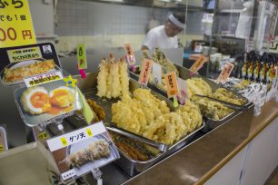 カウンターにずらりと並ぶ天ぷら。半熟卵とちくわ以外は、午前中で売り切れてしまうことが多い。