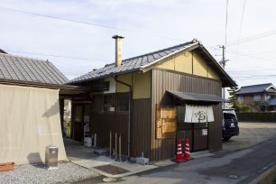 正面の煙突のある「小屋」が、かつて鶏のエサ小屋だった店舗です。