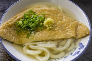 メニューの中でも一番人気はシンプルなかけうどん。甘辛いアゲを組み合わせるお客さんが多いそう。