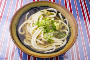 製麺所なので、うどんはシンプルなかけうどんがベース。