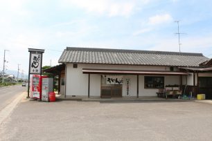 三豊市の山側を走る県道沿いに建つ小野うどん。