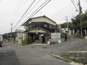 峠の路地に佇む製麺所型うどん店。「長楽」は大将の名字です。