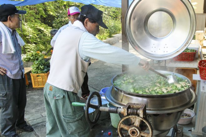 大鍋で百葉入りのダシを炊く