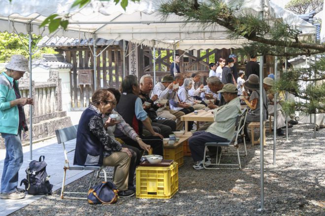 お接待の日はお遍路さんや参拝客、地元の人など大勢の人で賑わう